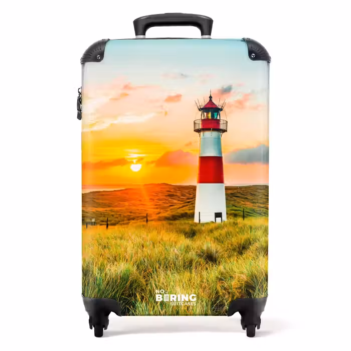 Koffer - Leuchtturm bei Sonnenuntergang