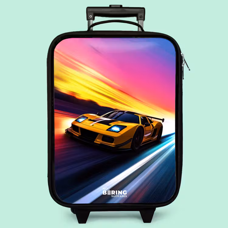 Kinderkoffer - Gelber Rennwagen bei farbenfrohem Sonnenuntergang — 3
