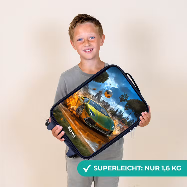 Kinderkoffer - Sportwagen kracht mit Ball durch Fußballfeld — 2