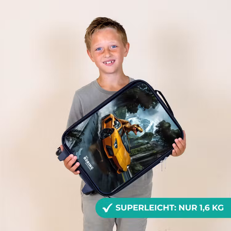 Kinderkoffer - T-Rex auf orangefarbenem Sportwagen im verregneten Wald — 2