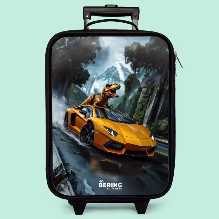Kinderkoffer - T-Rex auf orangefarbenem Sportwagen im verregneten Wald — 3