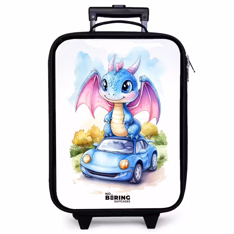 Kinderkoffer - Baby-Drache auf blauem Auto in bewaldeter Landschaft — 1