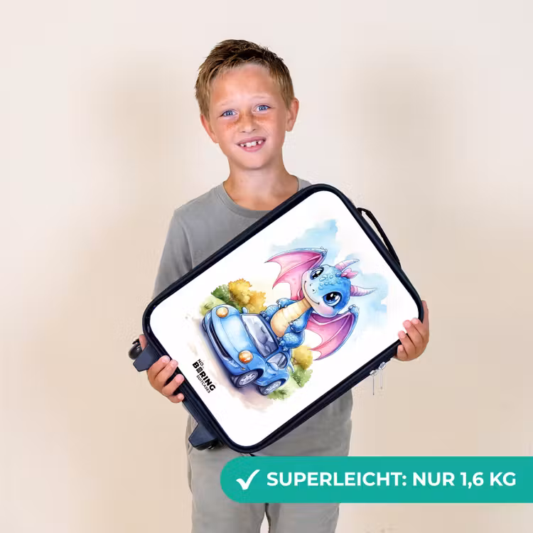 Kinderkoffer - Baby-Drache auf blauem Auto in bewaldeter Landschaft — 2