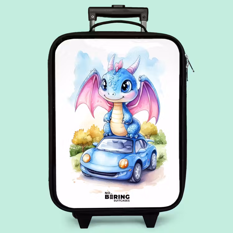 Kinderkoffer - Baby-Drache auf blauem Auto in bewaldeter Landschaft — 3