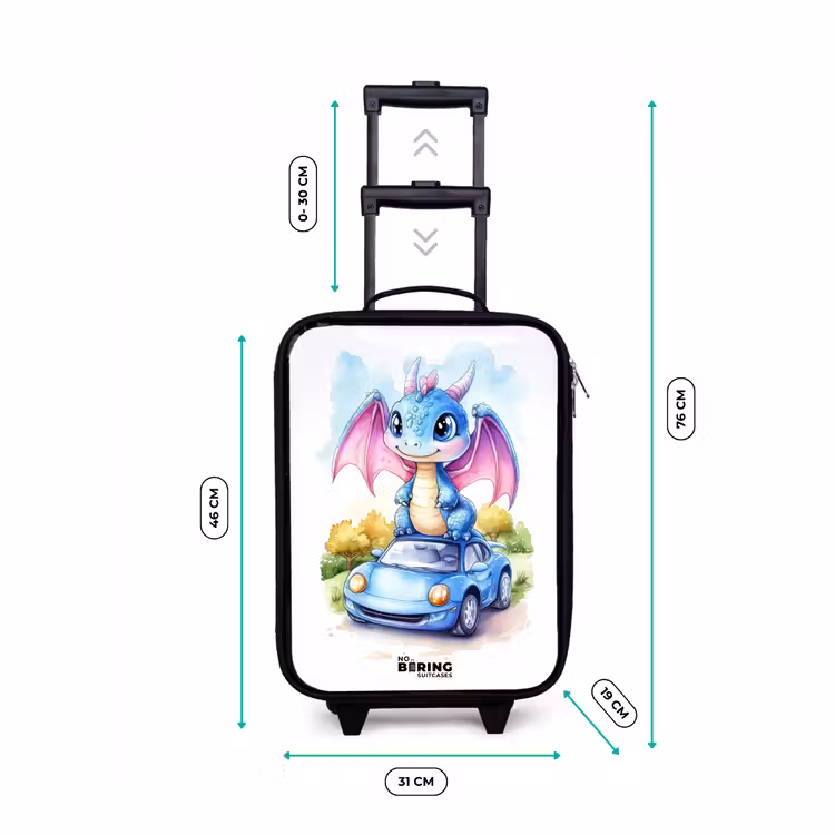 Kinderkoffer - Baby-Drache auf blauem Auto in bewaldeter Landschaft — 7