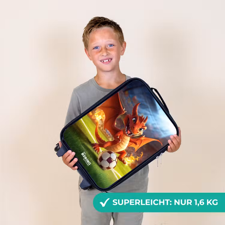 Kinderkoffer - Red Dragon spielt Fußball im sonnigen Stadion — 2