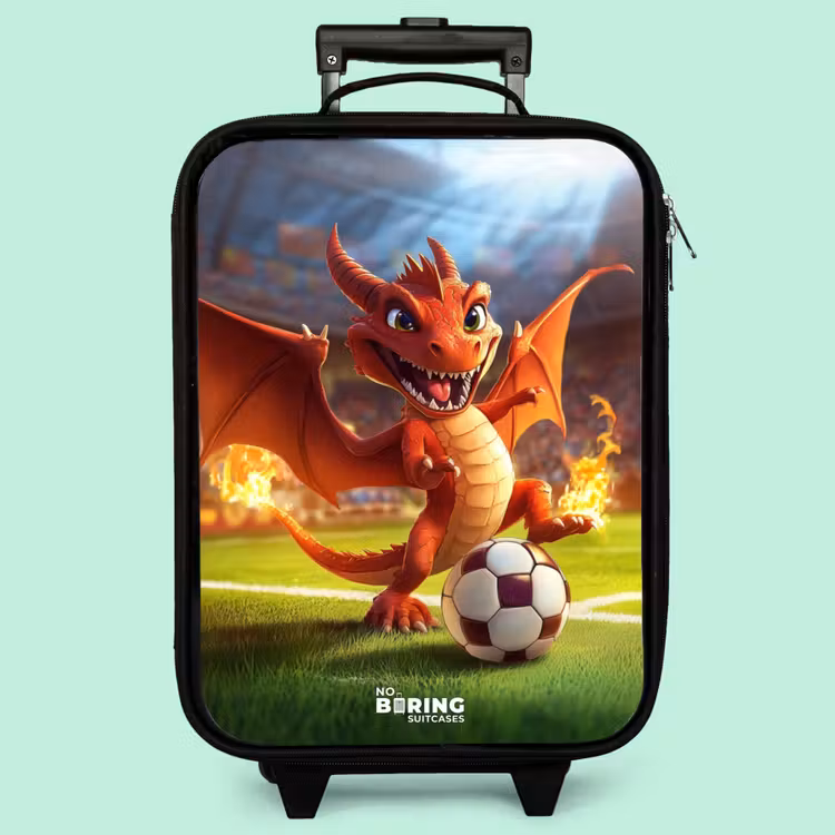 Kinderkoffer - Red Dragon spielt Fußball im sonnigen Stadion — 3