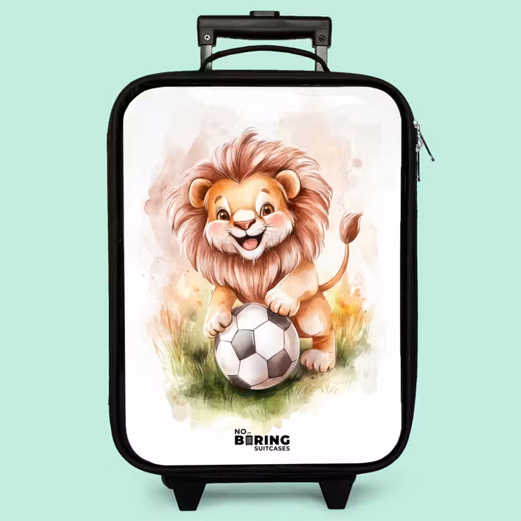Kinderkoffer - Verspielter Löwe mit Fußball auf Rasen — 3