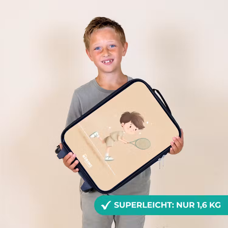 Kinderkoffer - Junge spielt Tennis auf sandfarbenem Hintergrund — 2