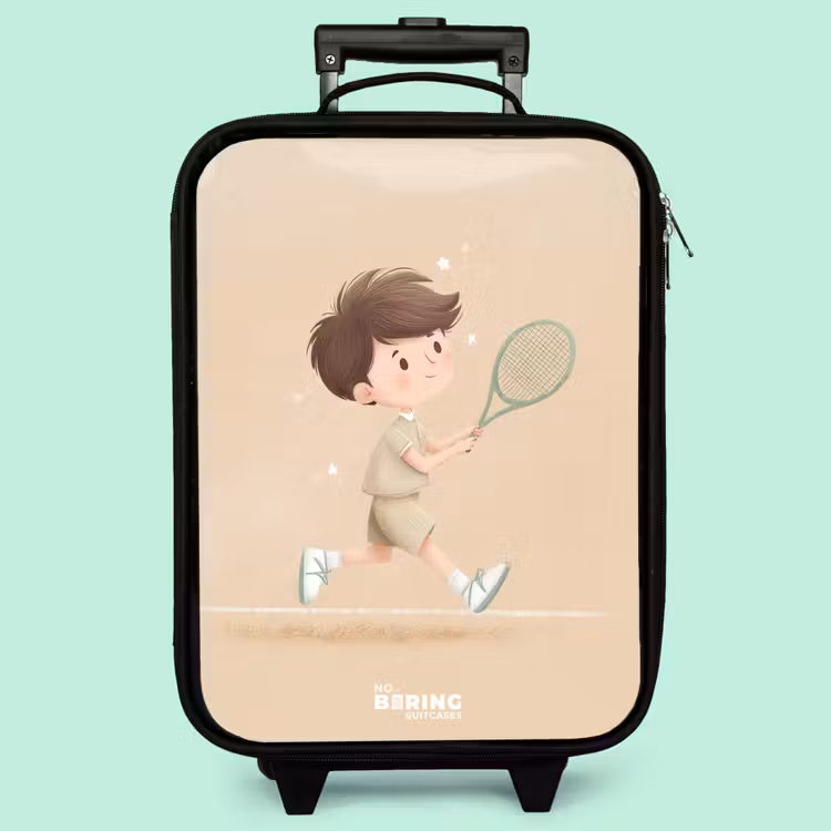 Kinderkoffer - Junge spielt Tennis auf sandfarbenem Hintergrund — 3