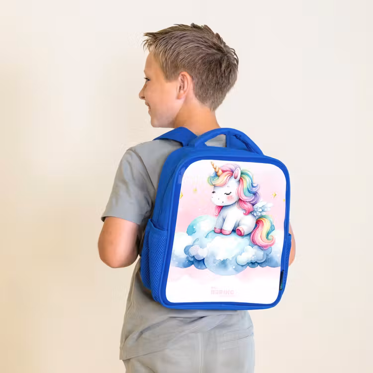 Kinderrucksack - Blau - Einhorn mit Regenbogenmähne auf einer Wolke — 2