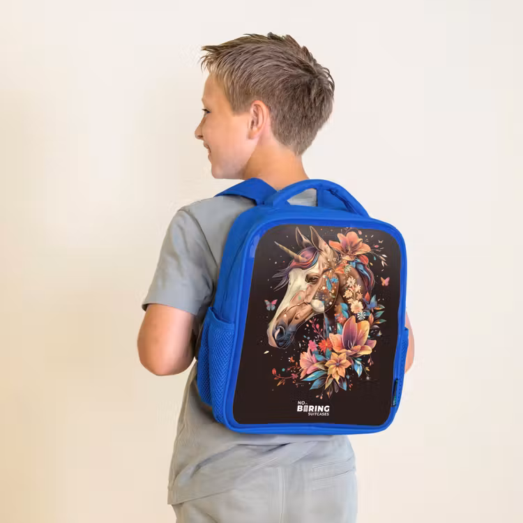 Kinderrucksack - Blau - Einhorn und Blumen auf schwarzem Hintergrund — 2