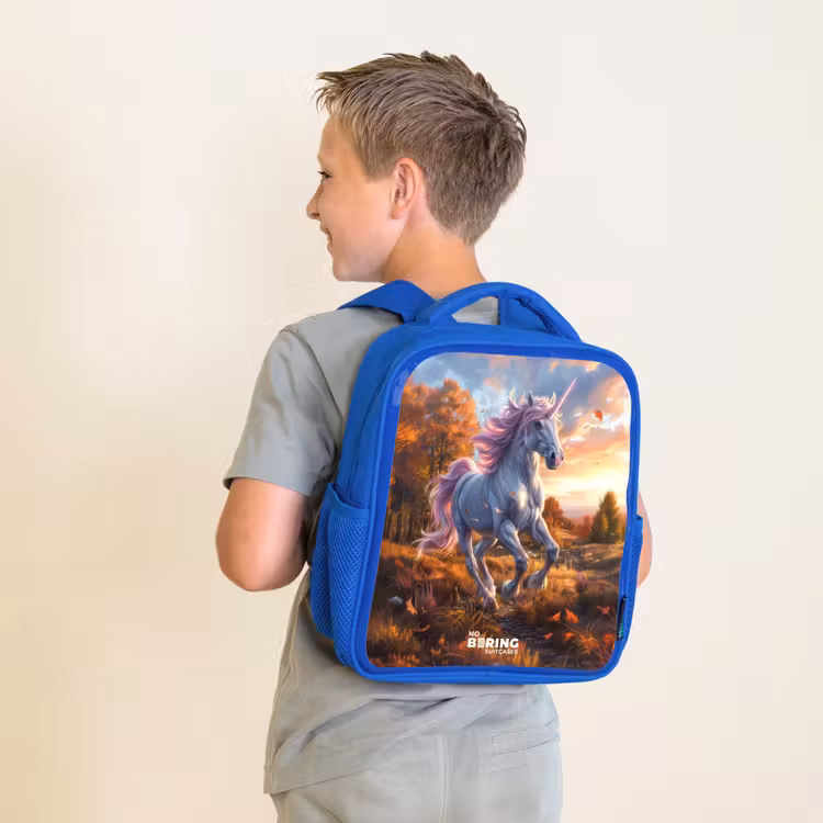 Kinderrucksack - Blau - Galoppierendes Einhorn in der Herbstwelt — 2