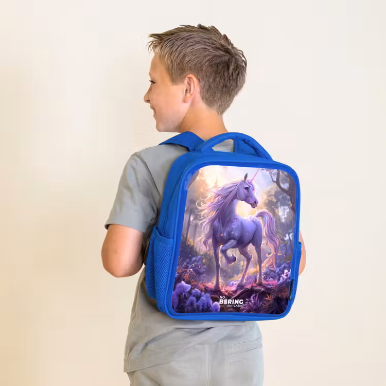 Kinderrucksack - Blau - Porträt eines Einhorns zwischen lila Blumen — 2