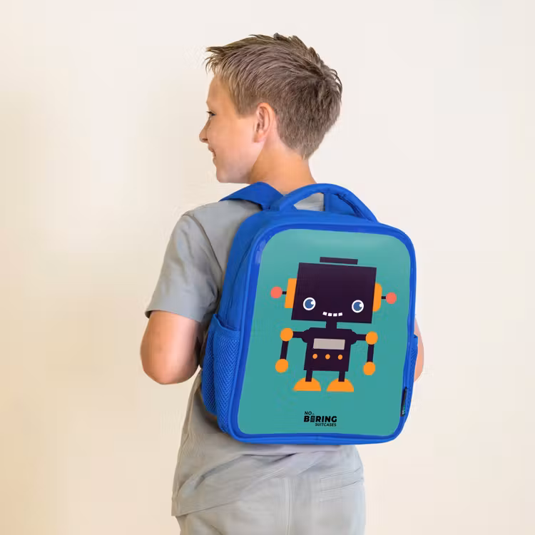 Kinderrucksack - Blau - Schwarzer Roboter mit orangefarbenen Akzenten auf blauem Hintergrund — 2