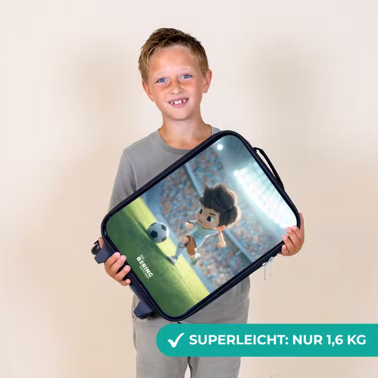 Kinderkoffer - Junge - Fußball - Stadion - Sonnenlicht — 2