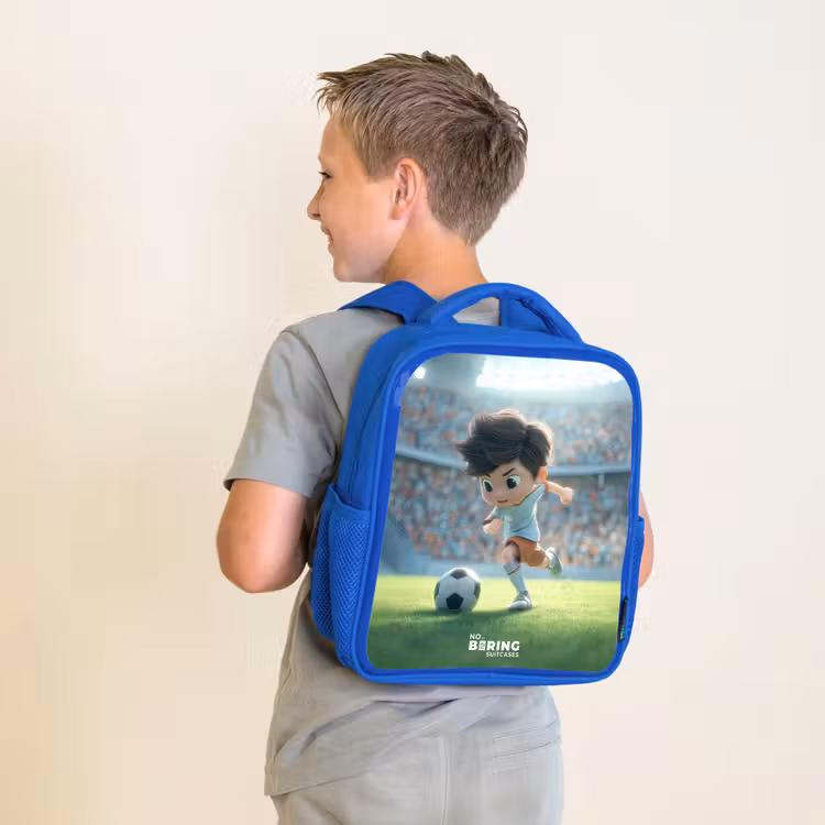 Kinderrucksack - Blau - Junge - Fußball - Stadion - Sonnenlicht — 2