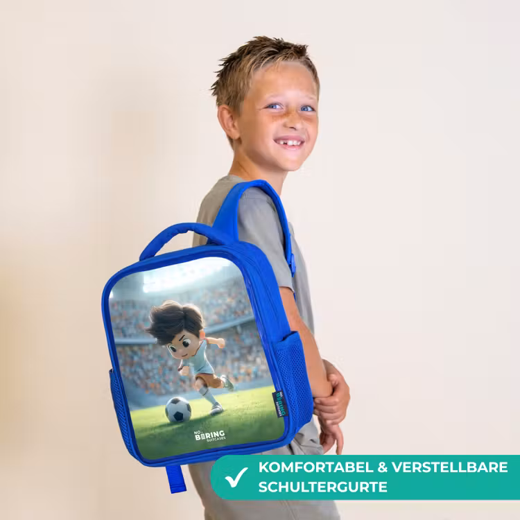 Kinderrucksack - Blau - Junge - Fußball - Stadion - Sonnenlicht — 5