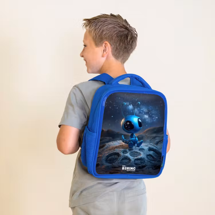 Kinderrucksack - Blau - Blaue außerirdische Kreatur unter dem Sternenhimmel — 2