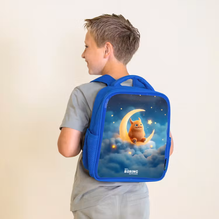 Kinderrucksack - Blau - Orangefarbenes Ungeheuer auf Mondsichel — 2