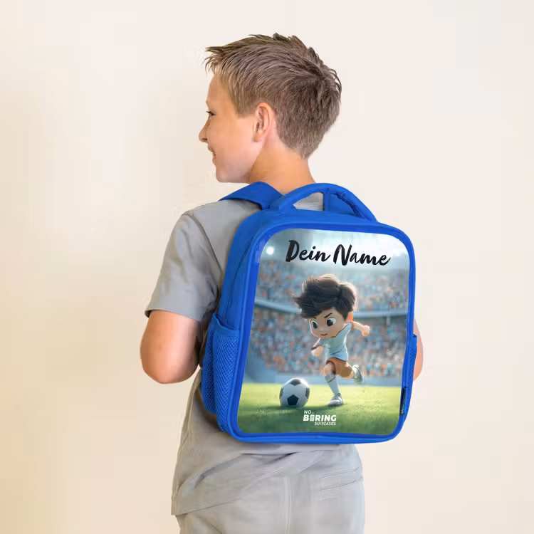 Kinderrucksack mit Namen - Blau - Junge - Fußball - Stadion - Sonnenlicht — 2
