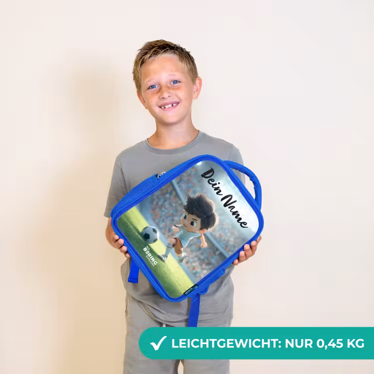 Kinderrucksack mit Namen - Blau - Junge - Fußball - Stadion - Sonnenlicht — 4
