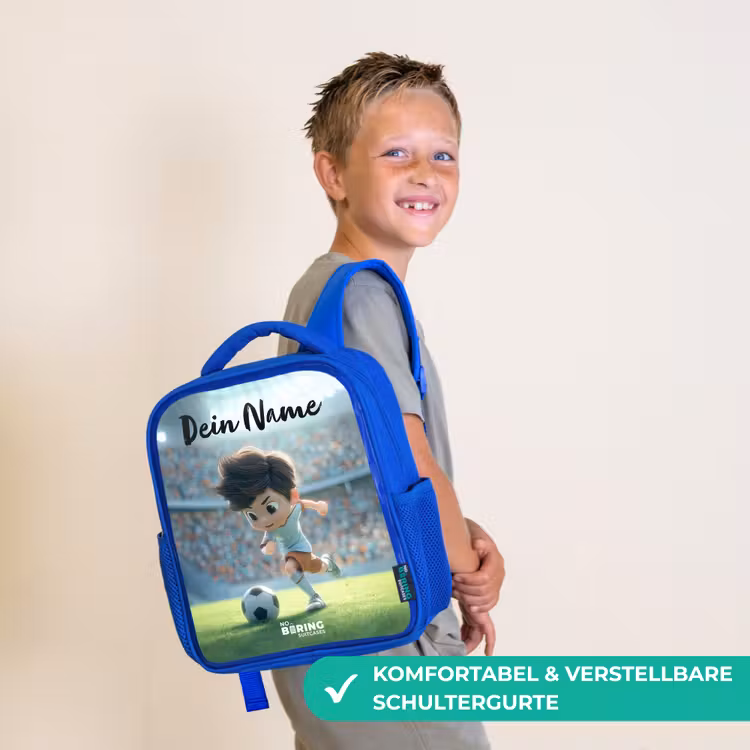 Kinderrucksack mit Namen - Blau - Junge - Fußball - Stadion - Sonnenlicht — 5