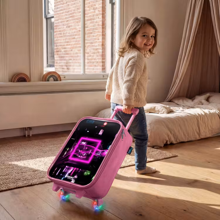 Kinderkoffer Rosa - Leuchtend rosa Quadrat über einer nassen Straße — 2
