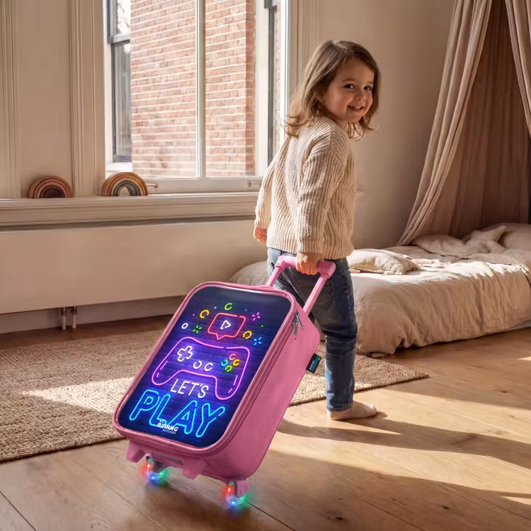 Kinderkoffer Rosa - Neon-Controller vor einer Backsteinmauer — 2