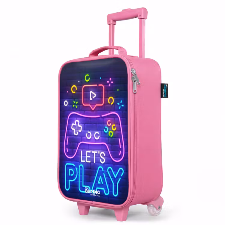 Kinderkoffer Rosa - Neon-Controller vor einer Backsteinmauer — 8