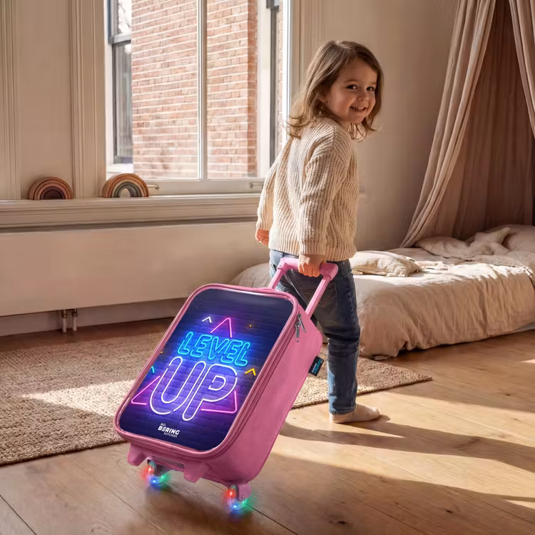 Kinderkoffer Rosa - Neonbuchstaben auf einer Backsteinmauer — 2