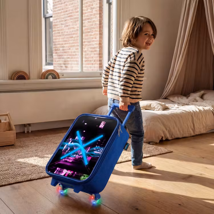 Kinderkoffer Blau - Hellblaues Kreuz über einer nächtlichen Straße — 2