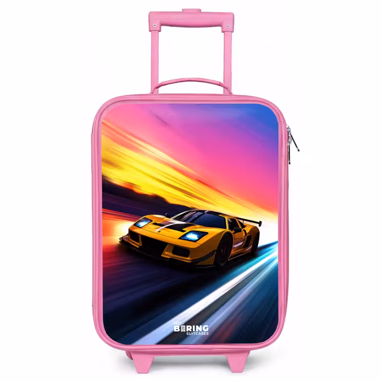 Kinderkoffer Rosa - Gelber Rennwagen bei farbenfrohem Sonnenuntergang — 1