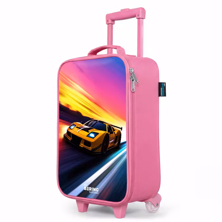 Kinderkoffer Rosa - Gelber Rennwagen bei farbenfrohem Sonnenuntergang — 8
