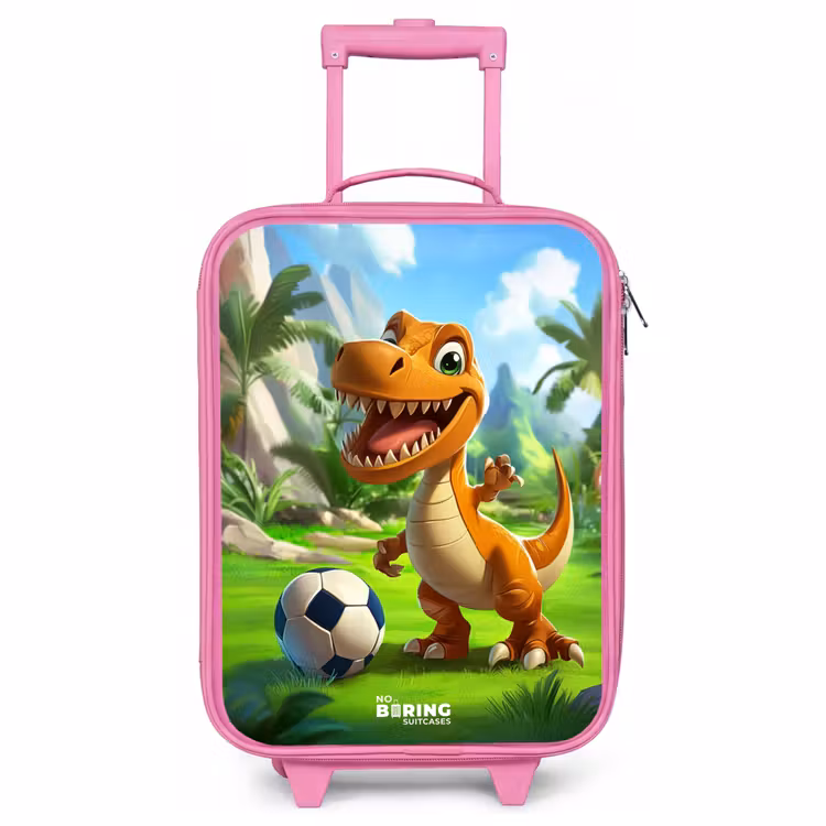Kinderkoffer Rosa - Dino mit einem Fußball in grüner Landschaft — 1