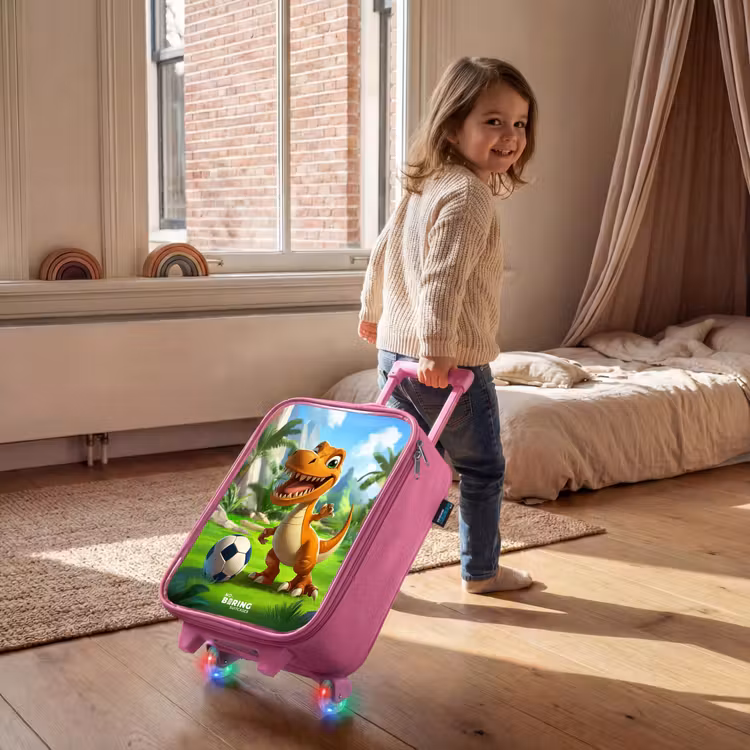 Kinderkoffer Rosa - Dino mit einem Fußball in grüner Landschaft — 2