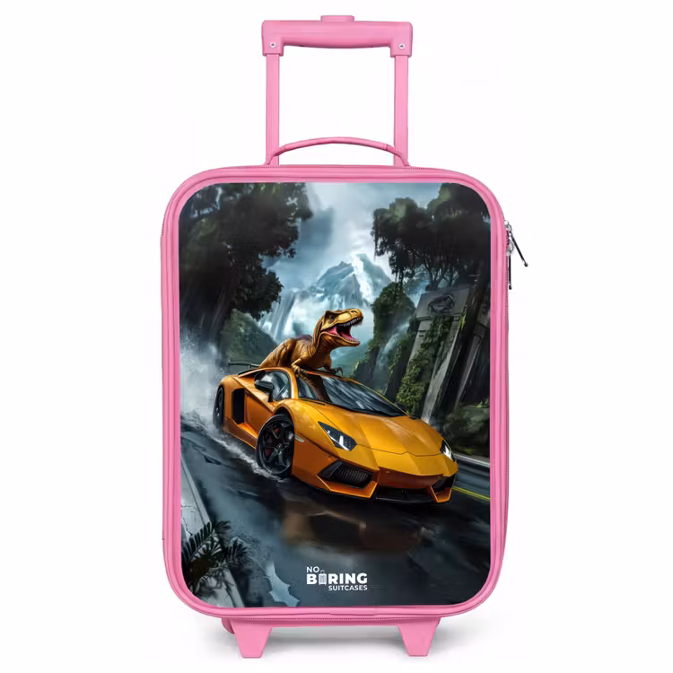 Kinderkoffer Rosa - T-Rex auf orangefarbenem Sportwagen im verregneten Wald — 1