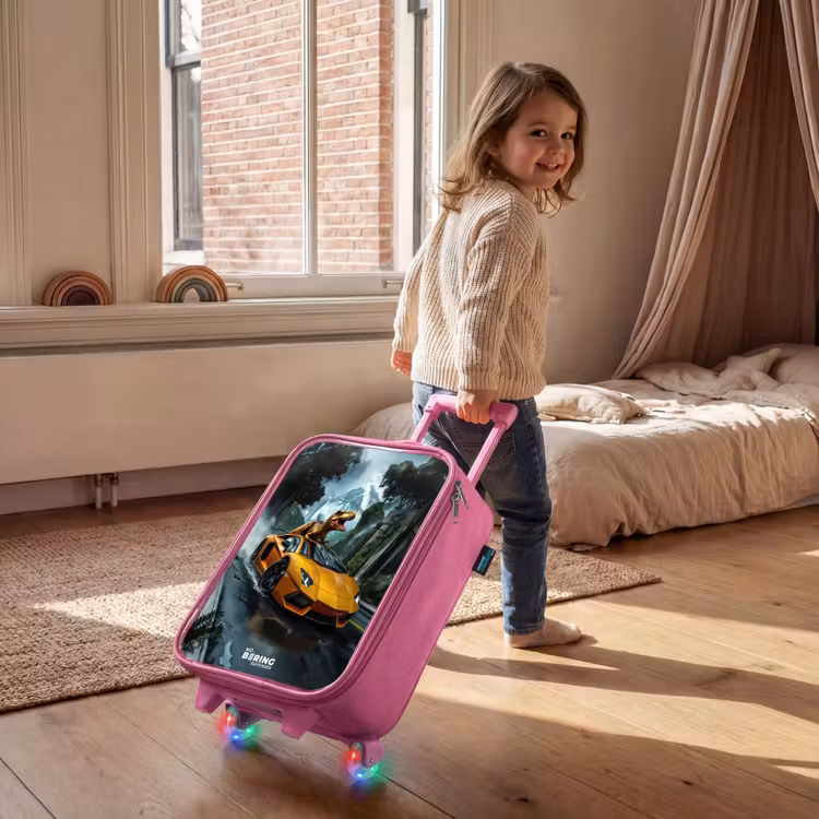 Kinderkoffer Rosa - T-Rex auf orangefarbenem Sportwagen im verregneten Wald — 2