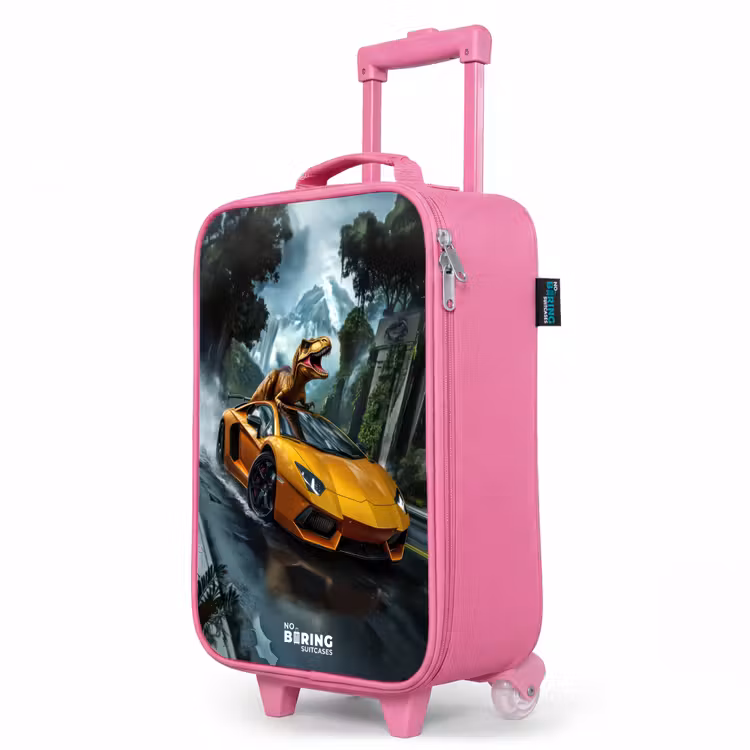 Kinderkoffer Rosa - T-Rex auf orangefarbenem Sportwagen im verregneten Wald — 8