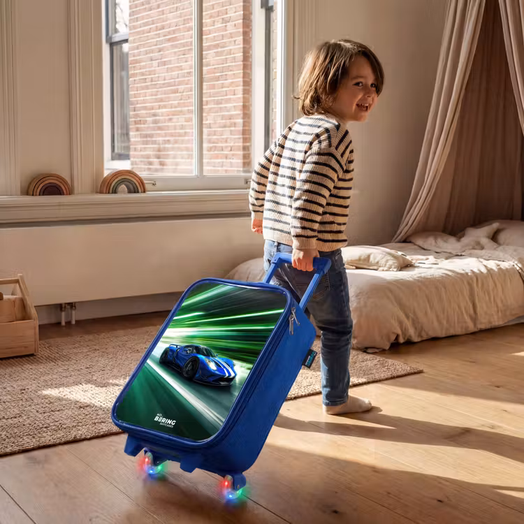 Kinderkoffer Blau - Blauer Rennwagen mit Streifen in grünem Tunnel — 2