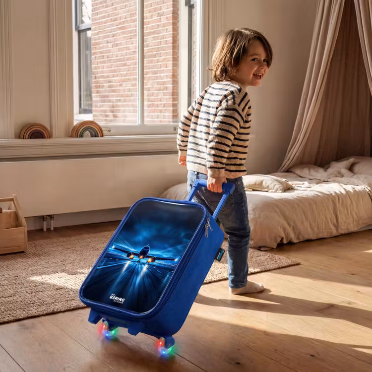Kinderkoffer Blau - Ein Flugzeug hebt in einer futuristischen Nachtlandschaft ab — 2