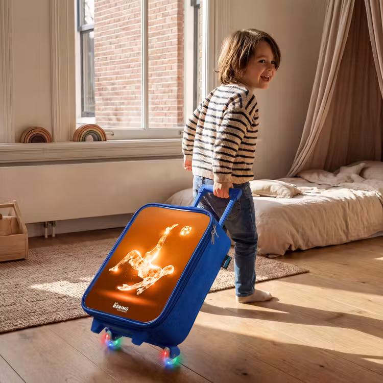 Kinderkoffer Blau - Orangefarbener Leichtfußballer im Schwebemoment — 2