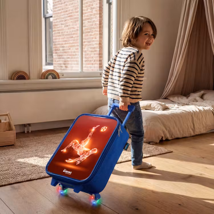 Kinderkoffer Blau - Rot glühender Fußballer in Aktion — 2