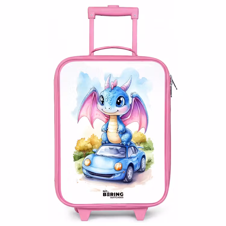 Kinderkoffer Rosa - Baby-Drache auf blauem Auto in bewaldeter Landschaft — 1