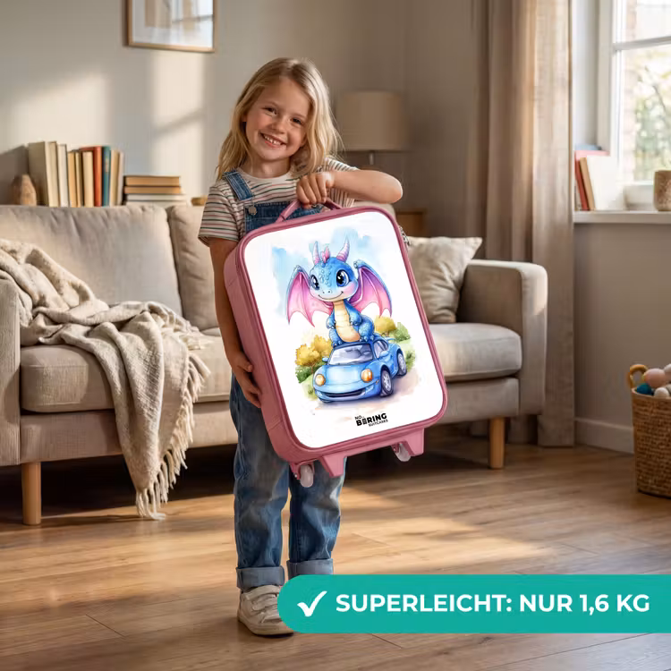 Kinderkoffer Rosa - Baby-Drache auf blauem Auto in bewaldeter Landschaft — 3