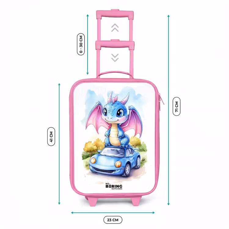 Kinderkoffer Rosa - Baby-Drache auf blauem Auto in bewaldeter Landschaft — 7