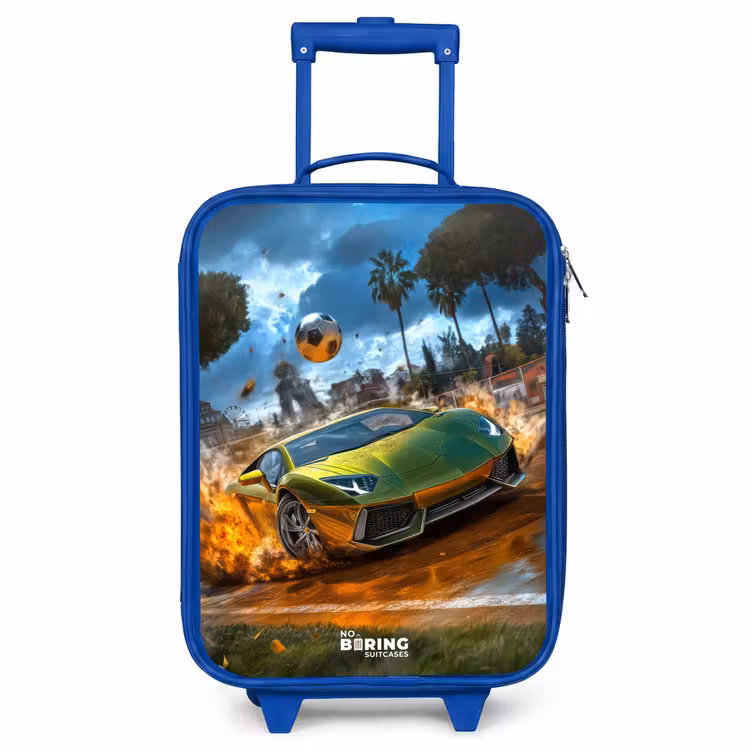 Kinderkoffer Blau - Sportwagen kracht mit Ball durch Fußballfeld — 1