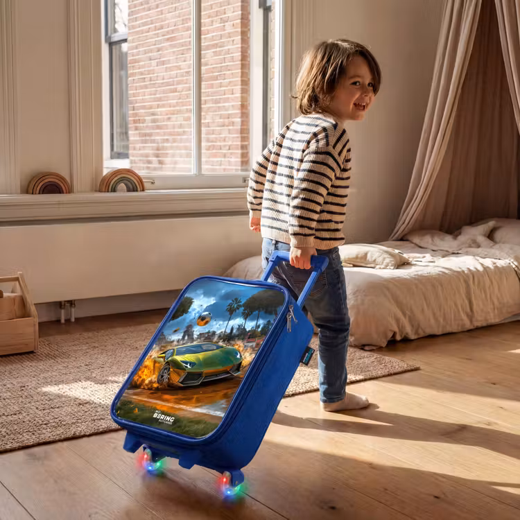 Kinderkoffer Blau - Sportwagen kracht mit Ball durch Fußballfeld — 2
