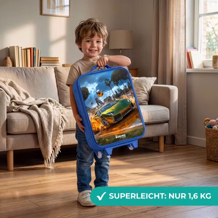 Kinderkoffer Blau - Sportwagen kracht mit Ball durch Fußballfeld — 3