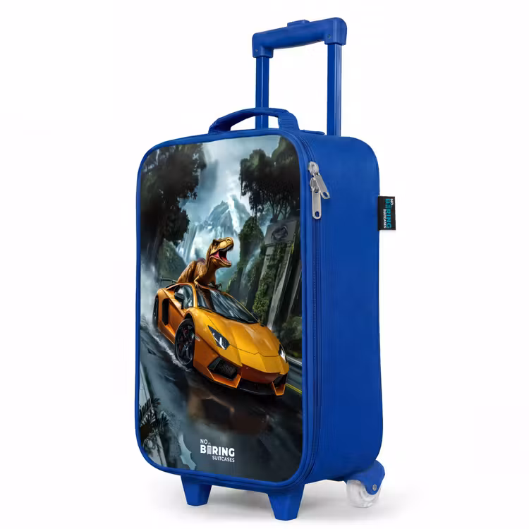 Kinderkoffer Blau - T-Rex auf orangefarbenem Sportwagen im verregneten Wald — 8